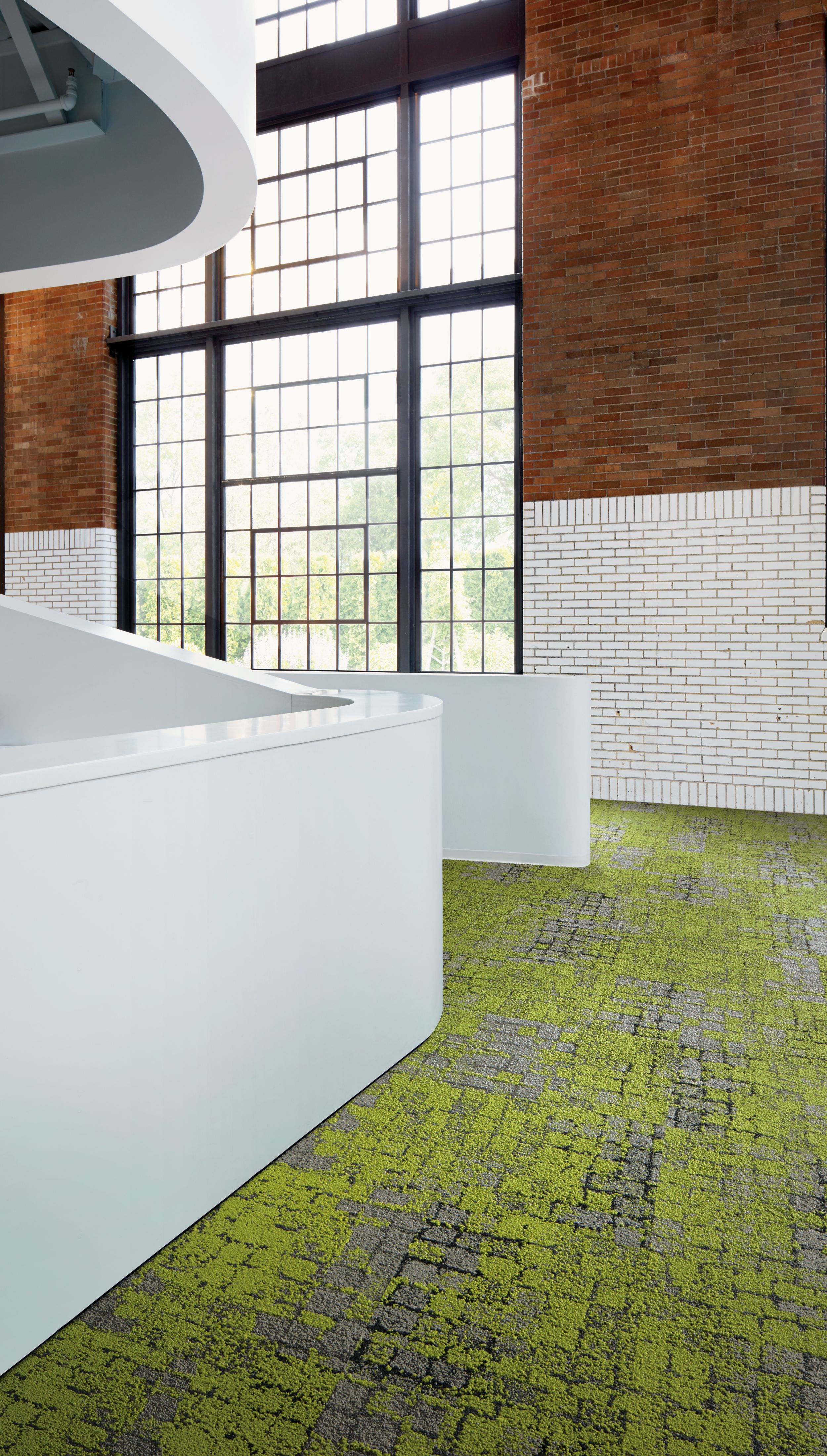 Interface Moss carpet tile in open area with brick wall and glass window in background numéro d’image 1